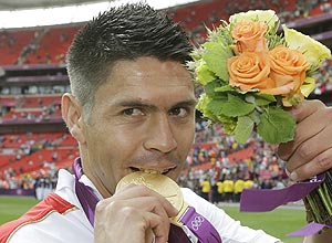 Oribe Peralta com a medalha de ouro olmpica