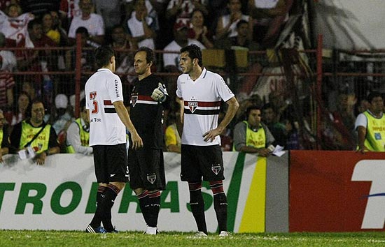Rogrio Ceni conversa com o Rafael Toli (esq) durante jogo do So Paulo contra o Nutico