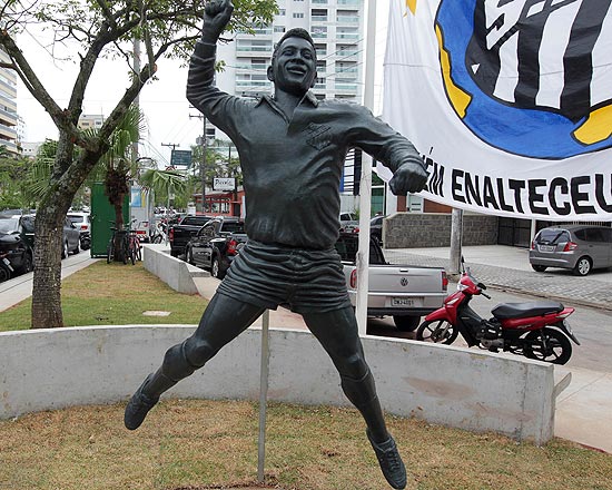 Esttua de Pel, em Santos, reproduz comemorao de gol do ex-jogador