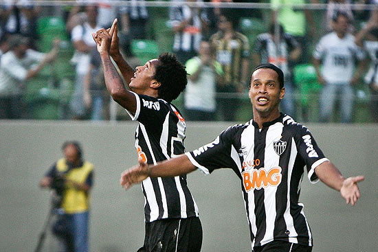 J (esq.) e Ronaldinho comemoram gol do Atltico-MG contra o Botafogo em Belo Horizonte