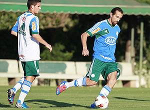 O atacante Barcos durante um treino do Palmeiras