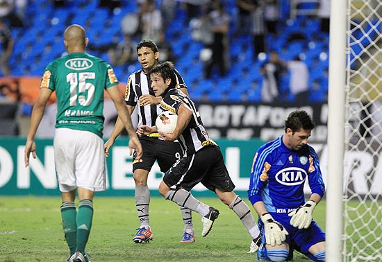 O uruguaio Lodeiro leva a bola para o meio-campo após fazer um gol; em vão