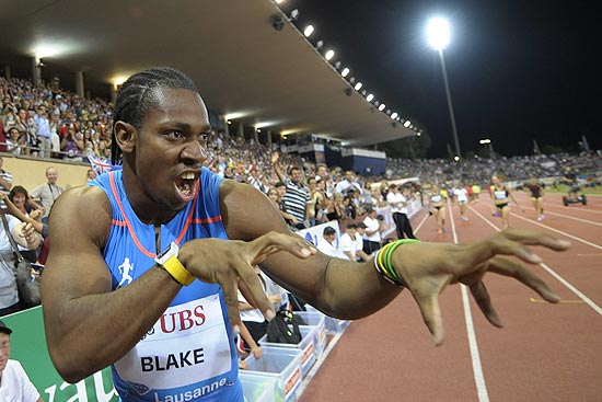 O jamaicano Yohan Blake faz sua pose tradicional após vencer os 100 m em Lausanne com 9s69