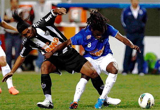 Ronaldinho (esq.), do Atlético-MG, e Tinga, do Cruzeiro, disputam a bola no clássico mineiro 