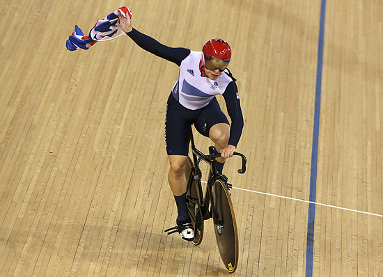 O ciclista britnico Philip Hindes comemora ouro nos Jogos Olmpicos de Londres