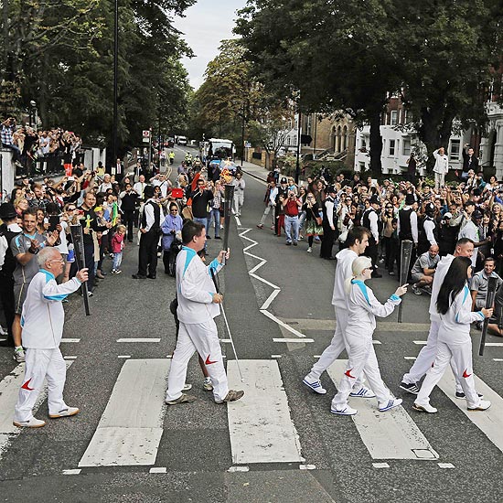 A tocha olmpica na Abbey Road, imitando a capa de um lbum famoso de Os Beatles