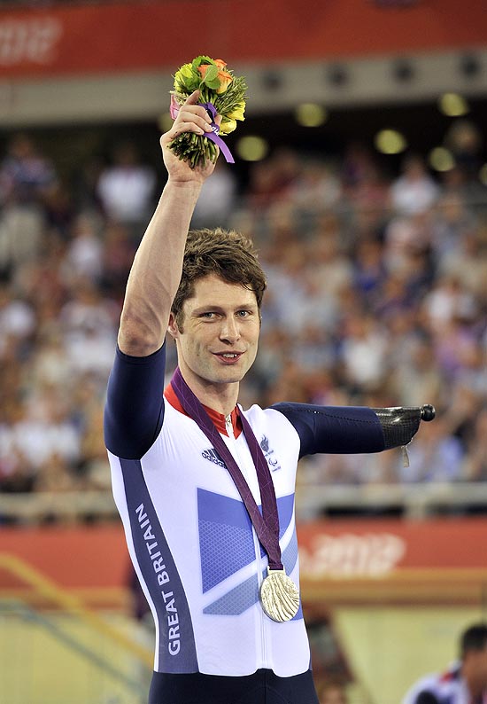O britnico Jon-Allan Butterworth comemora medalha de prata no contrarrelgio do ciclismo de pista