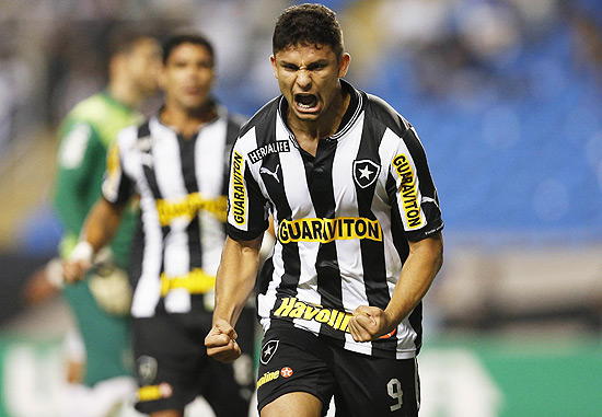 Elkeson comemora seu gol, que iniciou a vitria do Botafogo ante o Coritiba no Rio de Janeiro