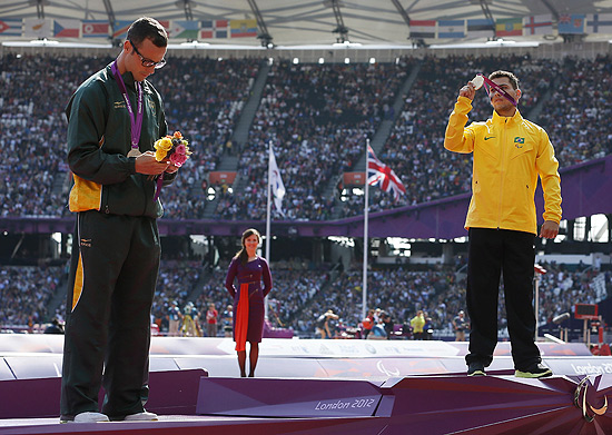 O brasileiro Alan Fonteles (à dir.) posa com a medalha de ouro ao lado do sul-africano Oscar Pistorius, prata