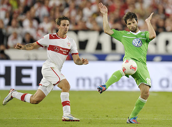 O meia brasileiro Diego ( direita) em ao pelo Wolfsburg em jogo contra o Stuttgart