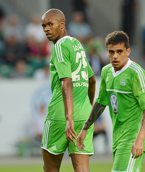 O zagueiro Naldo (esq.) durante amistoso do Wolfsburg contra o Manchester City