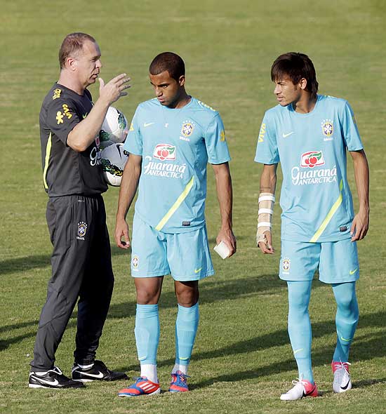 Mano Menezes conversa com Lucas e Neymar; os dois jogadores estarão ausentes no clássico da Vila
