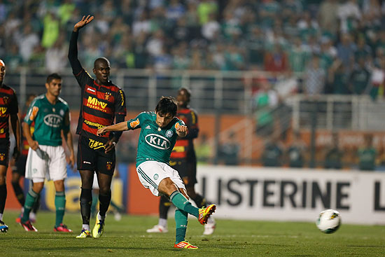 Tiago Real finaliza durante jogo entre Palmeiras x Sport