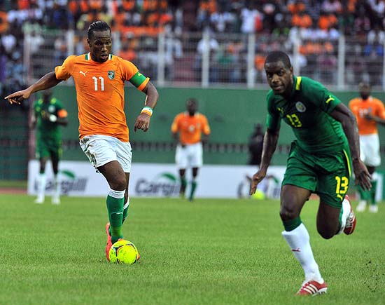 O artilheiro Drogba ( esquerda), de Costa do Marfim, em lance de jogo contra Senegal