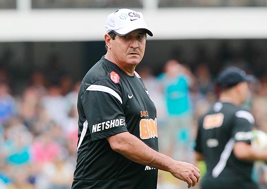 O técnico Muricy Ramalho deixa o gramado da Vila após o empate com o São Paulo