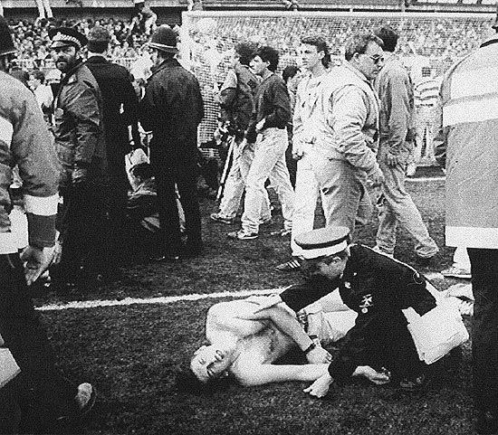 Tragédia no estádio de Hillsborough, durante a partida entre Liverpool e Nottingham