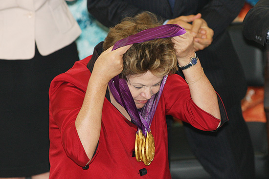 Dilma coloca medalha conquistada por Daniel Dias