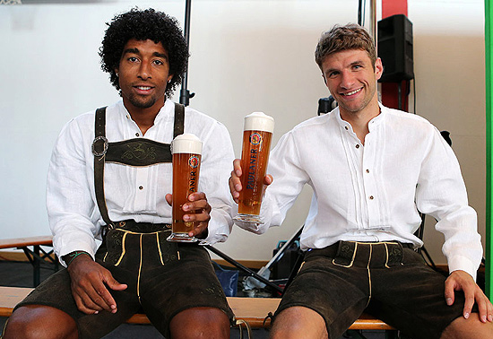 O zagueiro Dante (esq.) ao lado do alemo Thomas Mller, em comemorao da equipe do Bayern de Munique