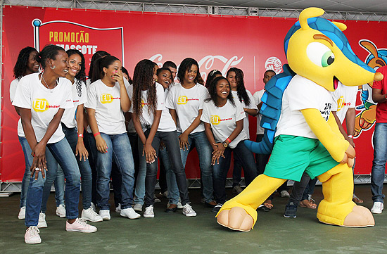 A mascote da Copa-2014 dança com jovens em morro do Rio