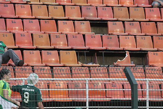 Cadeiras do estádio do Pacaembu foram quebradas pela torcida do Palmeiras
