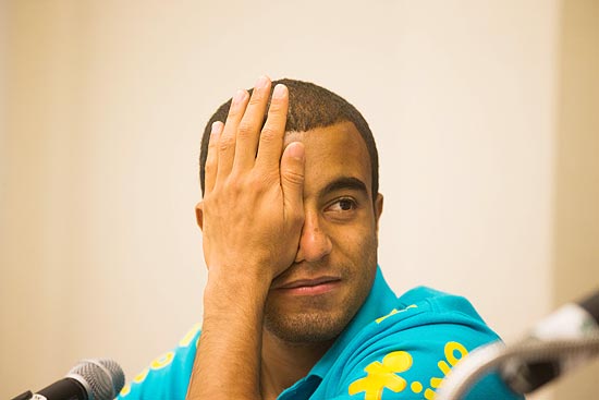 O meia-atacante Lucas, do São Paulo, durante uma entrevista na seleção brasileira