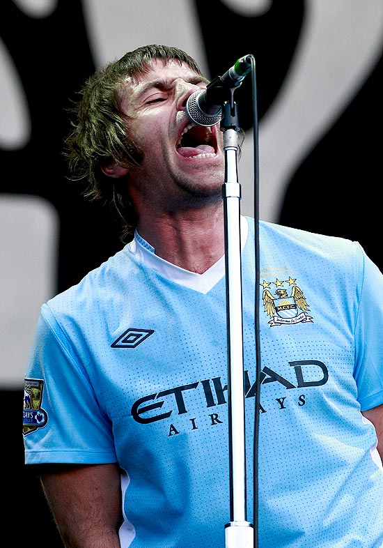 Liam Gallagher, vocalista da banda &quot;Beady Eye&quot;, canta na Coreia do Sul com camisa do Manchester City 
