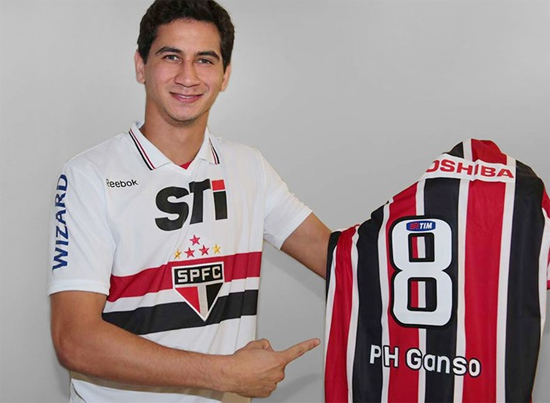 Ganso mostra camisa com seu nome aps assinar contrato com o So Paulo