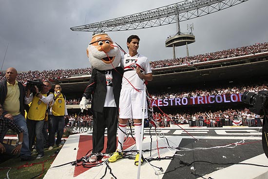 Paulo Henrique Ganso abraça a mascote do São Paulo durante sua apresentação no Morumbi