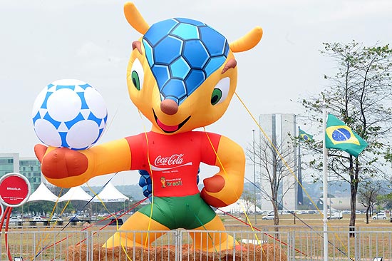 Uma versão inflável de Fuleco, o tatu-bola que será mascote da Copa de 2014