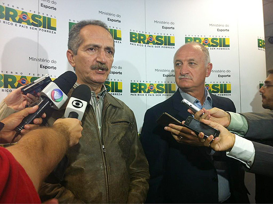 O ministro do Esporte, Aldo Rebelo (esq.), e o técnico Luiz Felipe Scolari durante entrevista