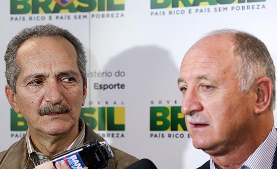Scolari (dir.) durante entrevista acompanhado pelo ministro do Esporte, Aldo Rebelo)