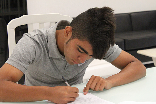 Gabriel Barbosa assinou o primeiro contrato profissional com o Santos nesta tera-feira