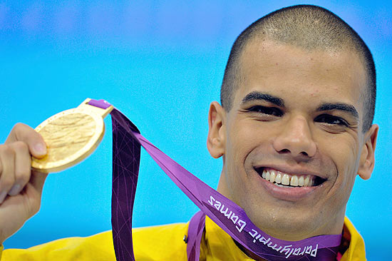 O nadador Andre Brasil comemora com uma de suas medalhas de ouro na Paraolimpada de 2012