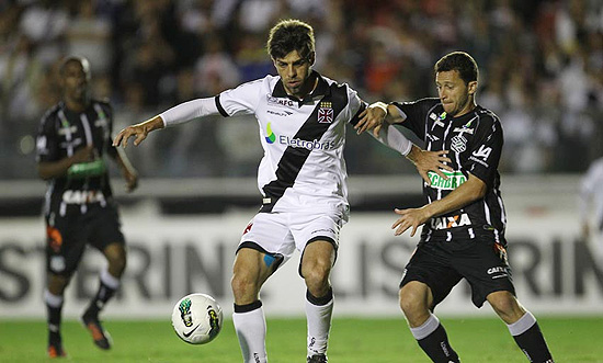 Juninho (no centro), que deu duas assistncias e marcou o terceiro gol do Vasco ante o Figueirense