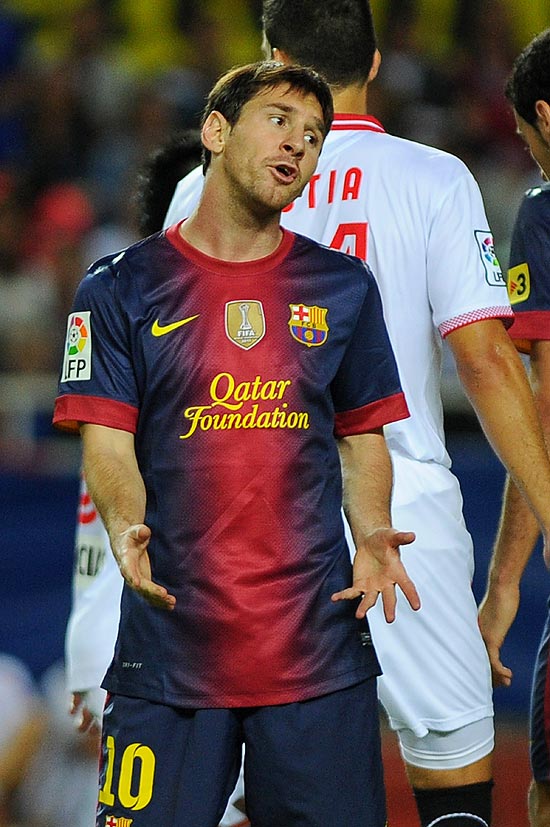 O atacante Messi no jogo entre Barcelona e Sevilla, sbado
