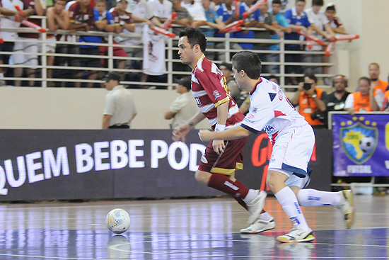 Falco (esq.) tenta passar pela marcao do adversrio durante a final da Liga Futsal