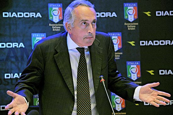 Giancarlo Abete, presidente da Federação Italiana de Futebol, dá entrevista coletiva em Florença, na Itália