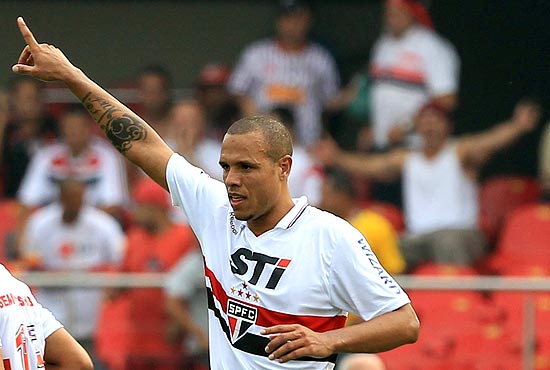 O atacante Luis Fabiano festeja um dos seus dois gols sobre o Palmeiras