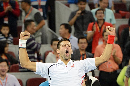 Novak Djokovic comemora a vitória sobre o francês Jo-Wilfried Tsonga na final do ATP de Pequim