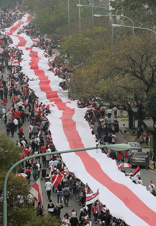 Bandeiro do River Plante  carregado por aproximadamente 50 mil pessoas