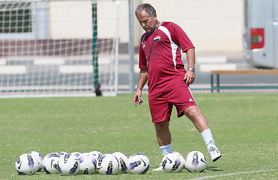 O técnico Zico, em treino do Iraque antes de partida contra o Brasil