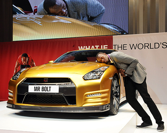 Usain Bolt ao receber o carro GT-R da Nissan