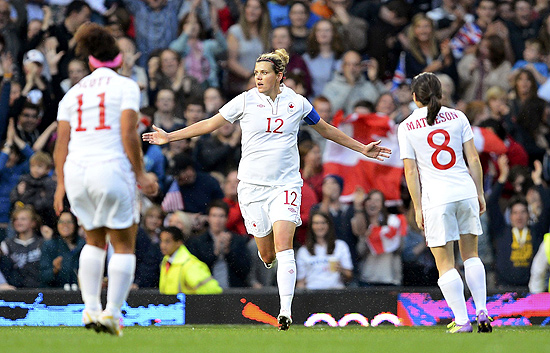 A atacante canadense Christine Sinclair comemora gol diante dos Estados Unidos, no Old Trafford, em Manchester