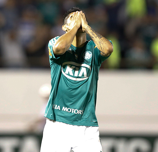 Luan lamenta erro do Palmeiras no jogo contra o Coritiba, em Araraquara
