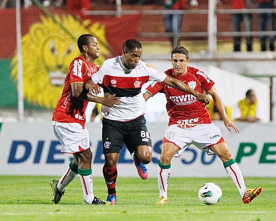 Portuguesa e Flamengo jogam no estádio do Canindé, em São Paulo, pelo Campeonato Brasileiro