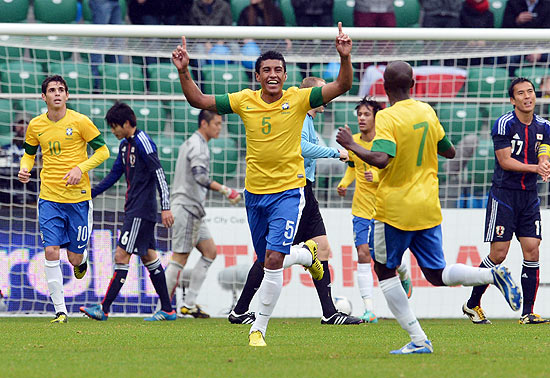 Paulinho comemora gol pelo Brasil contra o Japão, na Polônia