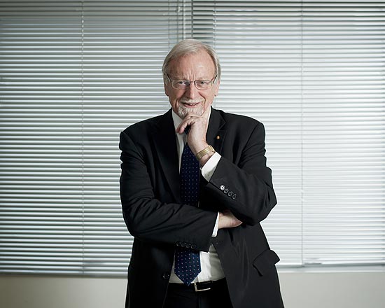 O ex-chanceler da Austrália Gareth Evans vê com reservas uma intervenção militar na Síria