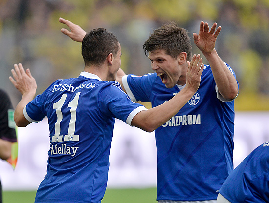 Afellay (à esquerda) comemora com Huntelaar o seu gol sobre o Borussia Dortmund