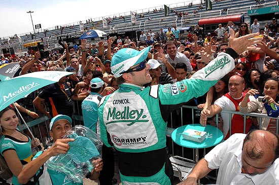 O piloto Rubens Barrichello comemora estreia na Stock Car, em Curitiba