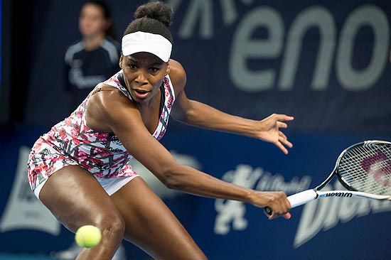 A americana Venus Williams em ação na final do torneio de Luxemburgo
